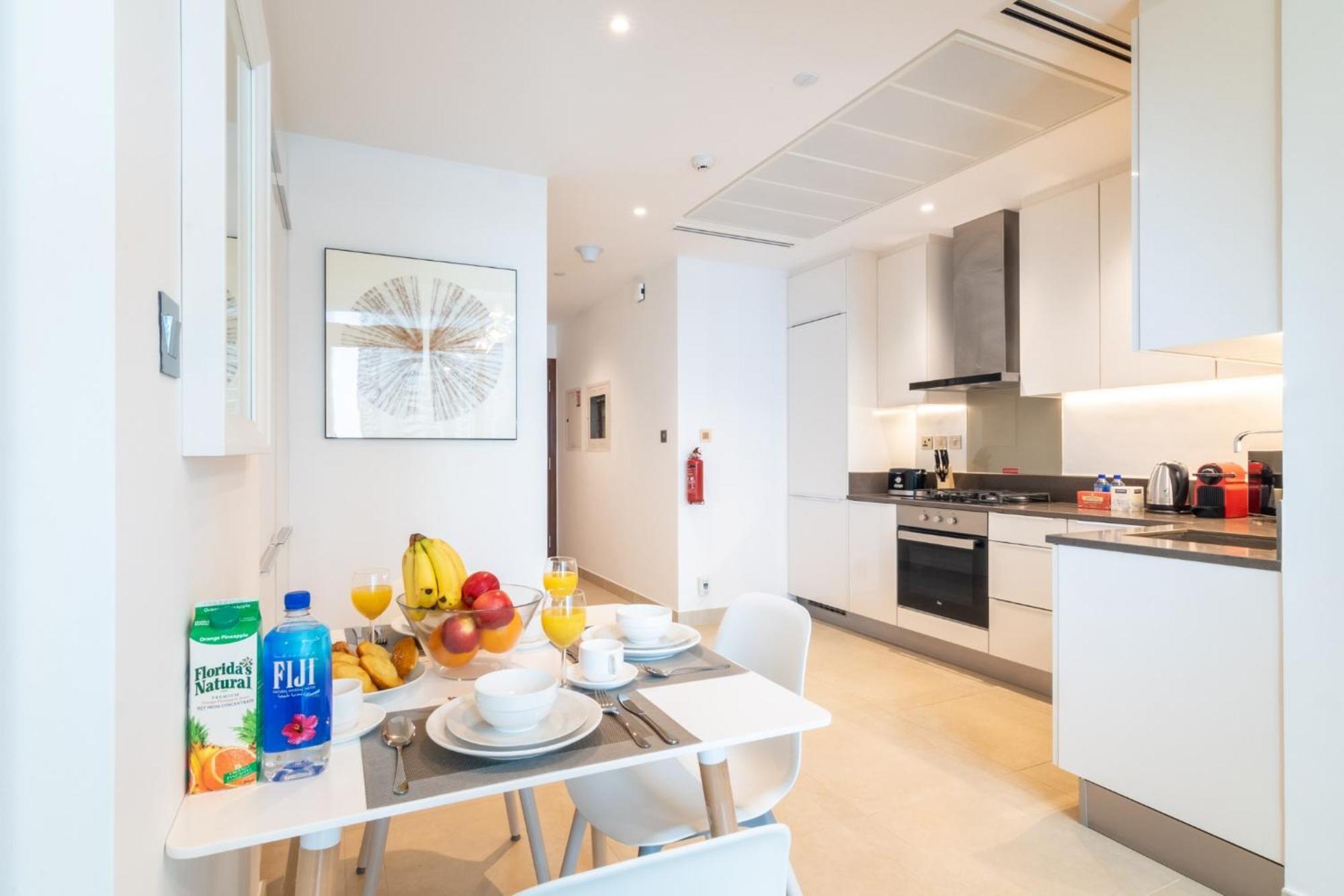Marina Gate Cozy 1br, Pool, Gym, & Direct Marina Walk Access