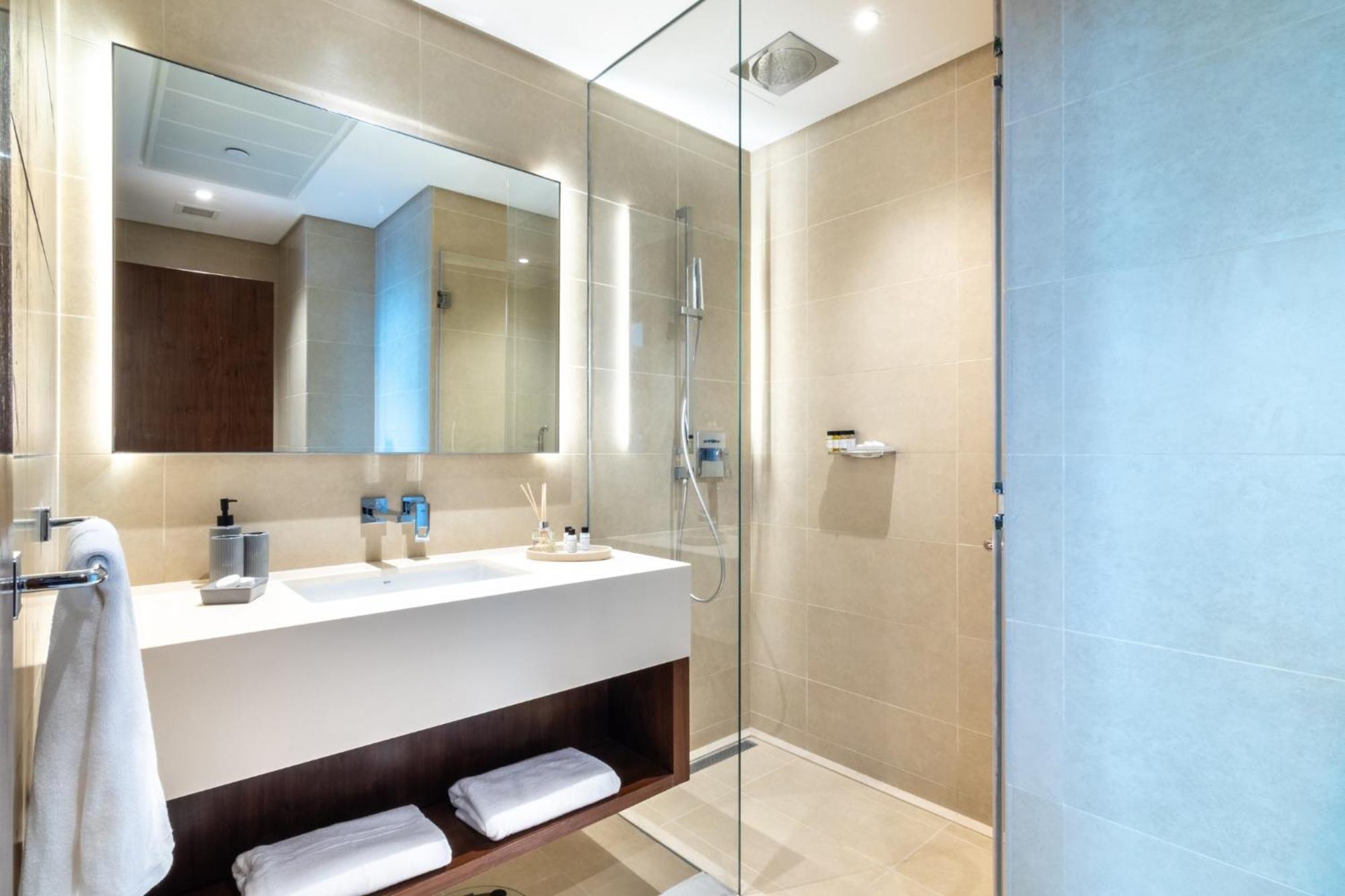 Marina Gate Cozy 1br, Pool, Gym, & Direct Marina Walk Access Appartement